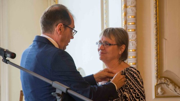 Ombudsmanka Šabatová dostala nejvyšší francouzské vyznamenání