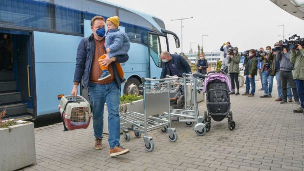 Z autobusu u terminálu 3 vystoupilo několik desítek rusky hovořících lidí, včetně dětí