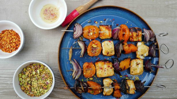 Dokonalá vegetariánská pochoutka se sýrem halloumi a meruňkami pomazaná medem s chilli a zasypaní pistáciovými ořechy