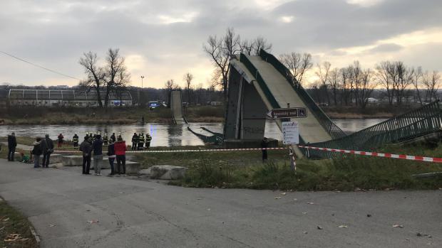 U Trojského zámku v Praze se zřítila do Vltavy lávka pro pěší