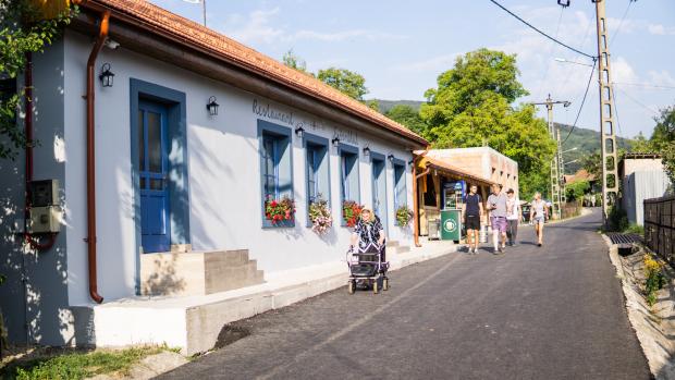Restaurace stojí v polovině rumunské vesnice Eibentál, kde se nyní koná festival Banát. Budová má modrou fasádu, kde je nápis Restaurant Eibenthal.
