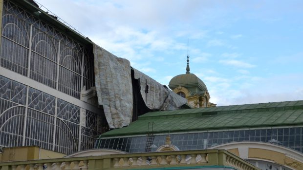 Silný vítr uvolnil kus střechy Průmyslového paláce na pražském Výstavišti.