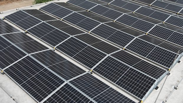 Fotovoltaické elektrárna umístěné na střechách výrobních hal a skladů Pražské strojírny