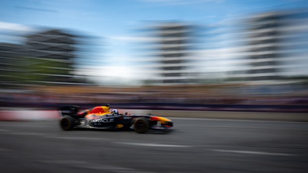 Legendární skotský pilot David Coulthard ukázal Pražanům monopost Red Bullu RB7