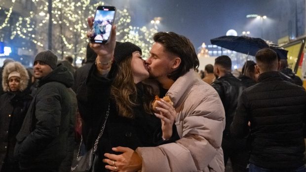 Nemohl chybět novoroční polibek, který se samozřejmě musel zaznamenat