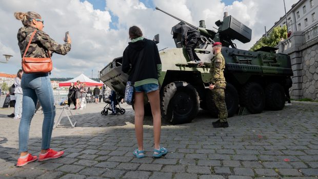 Pro děti bylo třeba velkým zážitkem sezení nebo prohlídka víceúčelového obrněného transportéru Pandur II