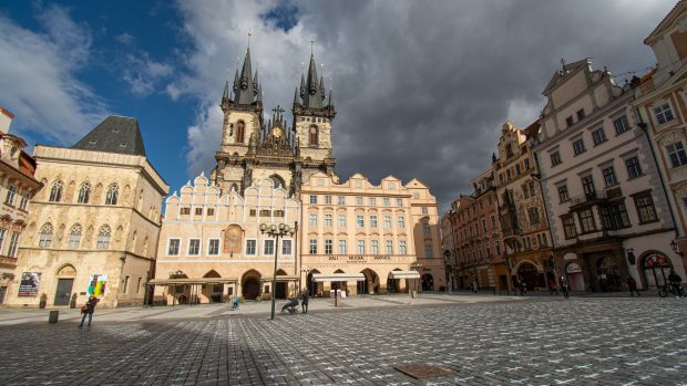 Kříže na dlažbě Staroměstského náměstí v Praze