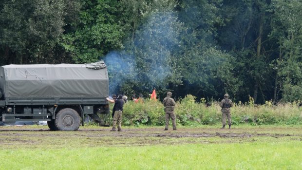 „Dnes byl kontakt dost ztížený, protože ráno hustě pršelo a skoro nic nebylo slyšet. Přesto se nám podařilo zjistit, že lidé ve skupině jsou zmrzlí a promoklí a většina z nich se cítí velmi špatně. A víme, že od Bělorusů dostali první teplé jídlo,“ říká Radiožurnálu Agáta Kolodziejová z nadace Záchrana