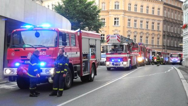 Policie řídila dopravu v okolí hotelu pro plynulý příjezd záchranných složek.