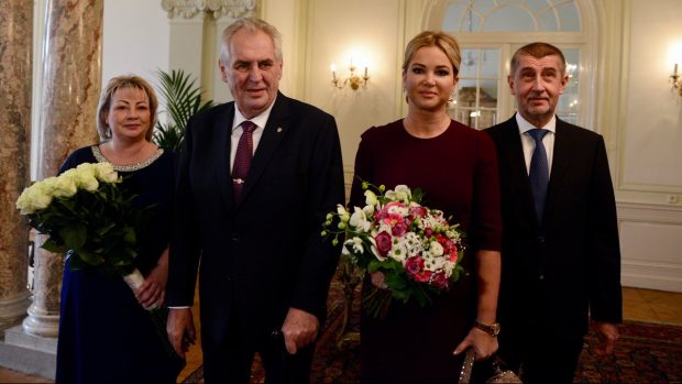 Prezident Miloš Zeman a premiér Andrej Babiš s manželkami zasedli k novoročnímu obědu na zámku v Lánech