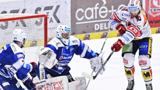 Utkání 34. kola hokejové extraligy: HC Dynamo Pardubice - HC Kometa Brno, 7. ledna 2024, Pardubice. Zleva Lukáš Kaňák z Brna, brankář Jan Kavan z Brna a Lukáš Sedlák z Pardubic.