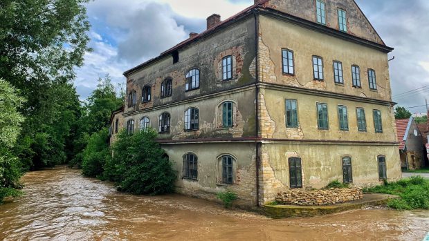 Řeka Novohradka vystoupala v Luži na Chrudimsku na třetí povodňový stupěň