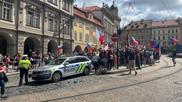 Protestující na Malostranském náměstí zablokovali provoz tramvají.