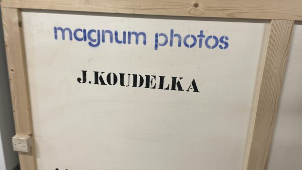 Fotograf Josef Koudelka daroval českým muzeím a galeriím na 2000 svých originálních snímků