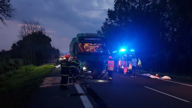 Čelní střet kamionu s autem na Hodonínsku nepřežili čtyři lidé