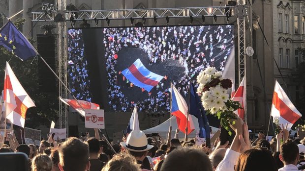 V neděli se na Staroměstském náměstí sešly stovky lidí, aby vyjádřili podporu běloruským demonstrantům.