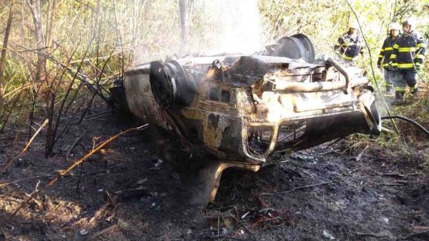 U obce Nepomuky na Orlickoústecku havarovalo osobní auto, řidiče však projíždějící zachránili