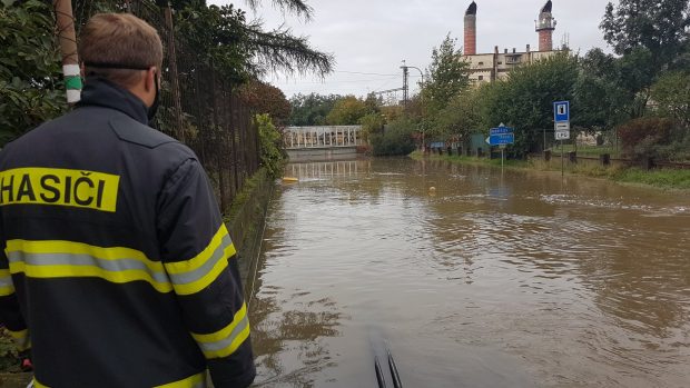 V Brodku u Přerova velkokapacitním čerpadlem hasiči odčerpávají vodu ze zatopeného podjezdu, stéká tam z celé obce.