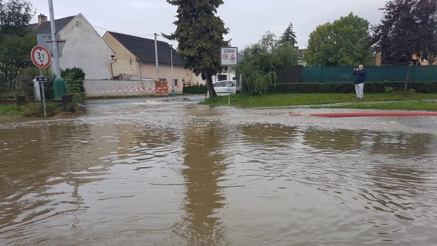 Řeka Olešnice zatopila Brodek u Přerova.