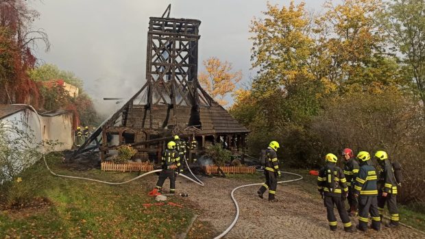 Dřevěný kostel byl požárem prakticky zcela zničen, zřítila se i jeho věž, napsali na twitter hasiči