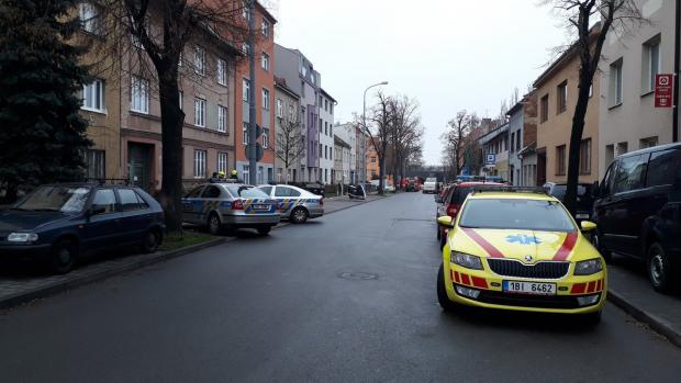 Policisté našli v brněnském bytě mrtvého muže a podezřelé chemikálie. Evakuovali 25 lidí