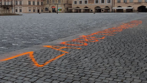 Na Staroměstském náměstí se vedle křížů objevil nápis ‚Za oběti neschopné vlády!‘