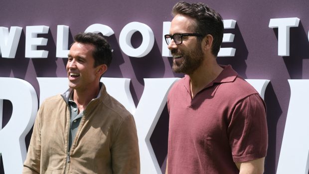 Herci Rob McElhenney (vlevo) a Ryan Reynolds na akci k seriálu Welcome to Wrexham: velšského fotbalového klubu, kteří herci vlastní