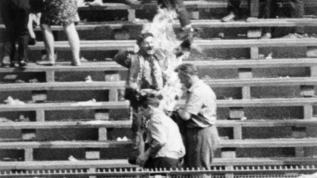 Polák Ryszard Siwiec se 8. září 1968 zapálil na Stadionu desetiletí ve Varšavě na protest proti invazi vojsk Varšavské smlouvy do Československa.