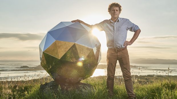 Šéf společnosti Rocket Lab Peter Beck se satelitem Hvězda lidstva