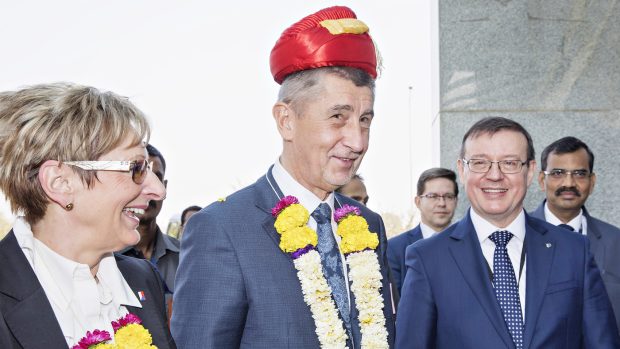 Premiér Andrej Babiš během tradičního přivítání v závodě Škody Auto a VW v Chakanu u Pune v Indii. Vpravo od premiéra je člen představenstva Škody Auto Bohdan Wojnar