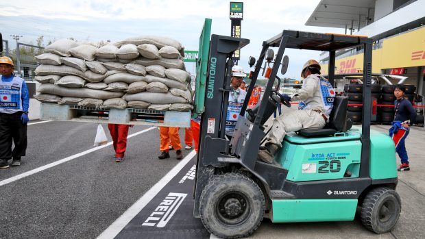 Příprava zabezpečení jednotlivých garáží na závodním okruhu v Suzuce