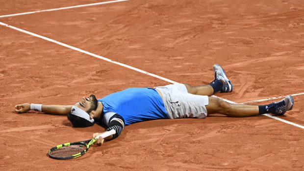 Lorenzo Gustino bezprostředně po vítězství v druhém nejdelším zápase historie French Open