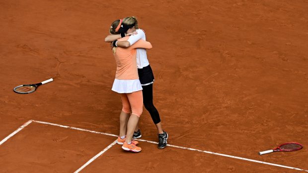 Kristina Mladenovicová a Tímea Babosová v objetí po vítězném finále na French Open