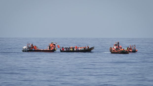 Loď Ocean Viking francouzské organizace SOS Méditerranée za posledních 48 hodin zachránila při 15 zásazích u italského ostrova Lampedusa přes 600 migrantů