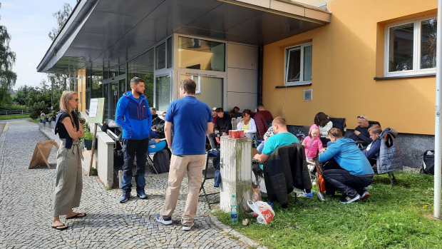 Žďár nad Sázavou se rozhodl prodat stavební parcely 27 nejrychlejším zájemcům. Před městským úřadem už kempuje asi 20 lidí, vydržet tam chtějí až do pondělí, kdy se spustí rezervace