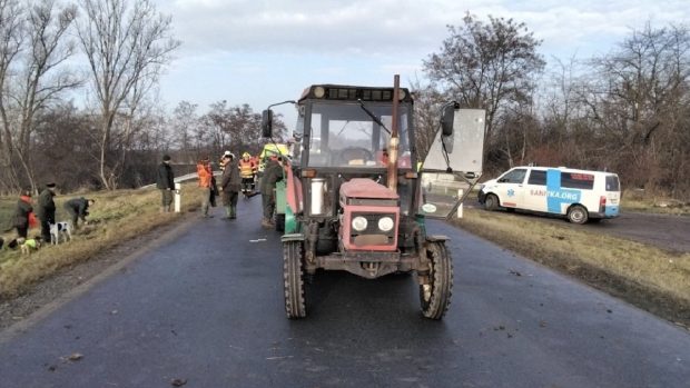 Traktor na vlečce převážel 18 lidí, deset z nich se při nehodě zranilo