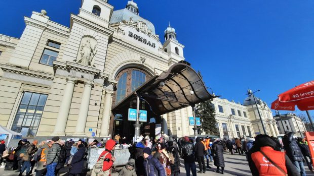 Nádraží ve Lvově je v těchto dnech plné uprchlíků. Někteří míří dál za hranice, jiní do klidnějších částí Ukrajiny