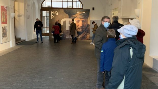 Fronta na výstavu Rembrandt: Portrét člověka v Národní galerii v Praze.