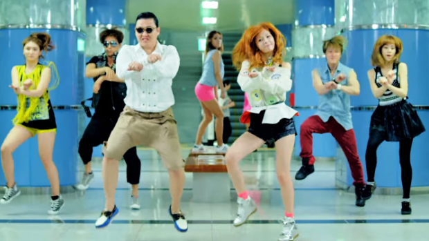 Symbolem &quot;Gangnam stylu&quot; je extravagantní taneček připomínající jízdu na koni.
