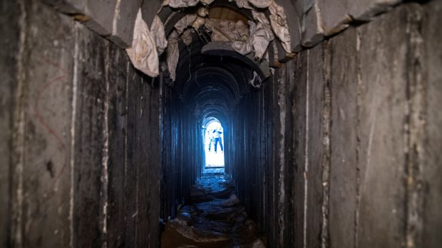 Pohled dovnitř jednoho z tunelů, které izraelská armáda označuje za „přeshraniční útočné tunely“ vedoucí z Gazy na území židovského státu (leden 2018)