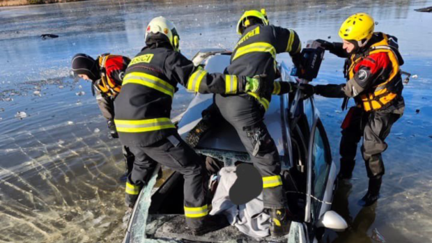 Tři jednotky hasičů na Nový rok vyprošťovaly dvě osoby z vozidla, které bylo při střetu s jiným vozem odmrštěno do rybníka u Hluboké nad Vltavou