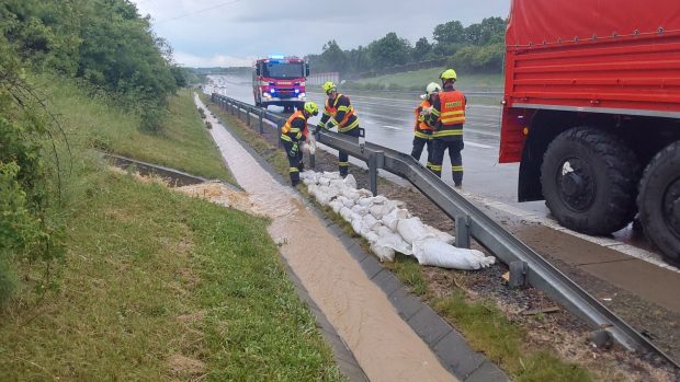 U Hranic na Přerovsku zaplavila voda část dálnice D1