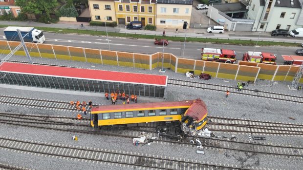 Správa železnic odstraňuje následky srážky vlaků u Pardubic. Na fotografii nejvíce poškozený první vagon expresu RegioJetu (fotografie ze 7. června 2024)