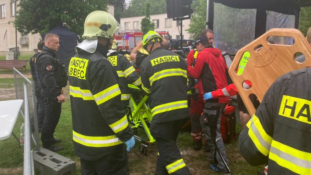 Hasiči zasahují v Zámeckém parku v libereckých Vratislavicích. Blesk tam udeřil do stromu, pod nímž se nacházeli lidé