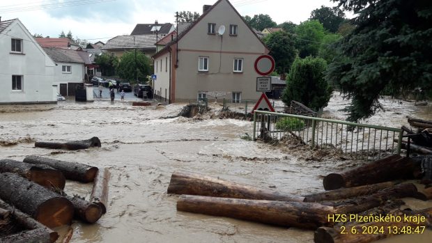 Plzeň varuje občany, aby se nezdržovali v těsné blízkosti řeky, která se místy vylévá do krajiny