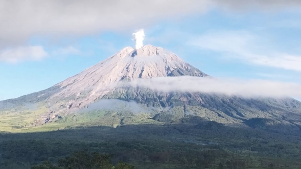 Indonéská sopka Ibu ve čtvrtek v noci opět vychrlila žhavou lávu a kamení