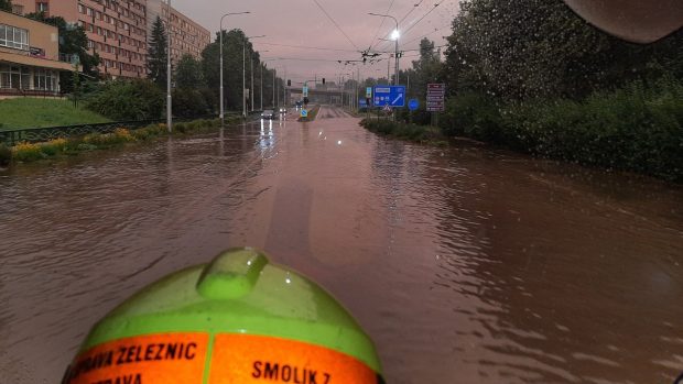 Jednotka hasičů Správy železnic z Ostravy zasahuje u pádu stromů vlivem vydatného deště.