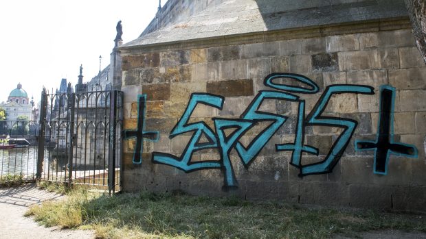 Graffiti na pilíři Karlova mostu