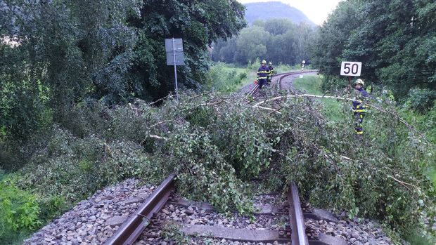 Spadlé stromy přerušily provoz na železničním koridoru mezi Prahou a Pardubicemi