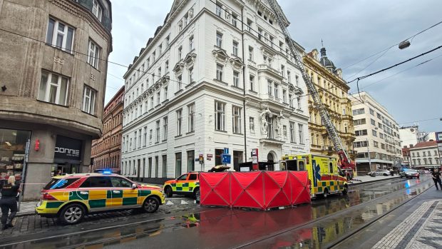 V ulici Lazarská došlo k pádu římsy na tramvajovou zastávku, kde byla zasažena jedna osoba